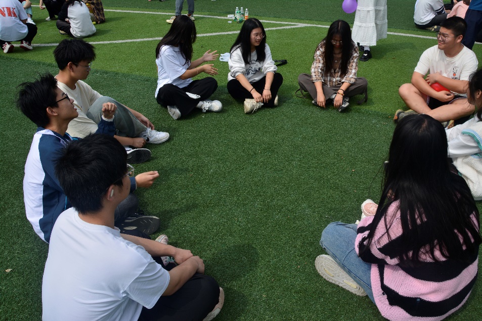 一群人在草地上玩耍描述已自动生成