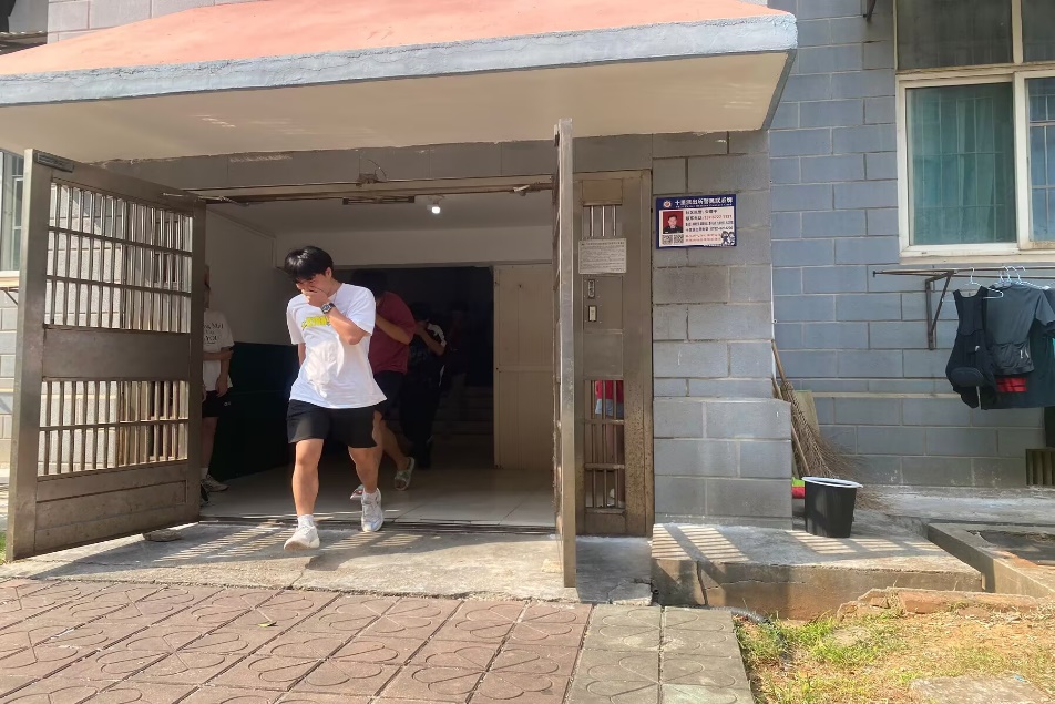 门前的小孩低可信度描述已自动生成